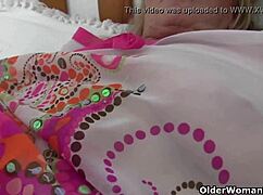 Dev Göğüslü Nine Fotoğrafçı Tarafından Parmaklanıyor