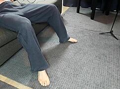 Missy Maverick robi solową zabawę stopami ze swoim czarnym kutasem