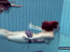 Катрин и Люси большие сиськи под водой, так сексуально!