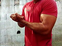 Yuri Gaucho dodává brazilskému medvědovi ruční orgasmus s náloží spermatu