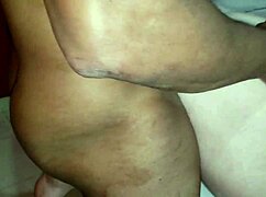 אני נותנת את הכוס הצמוד שלי לשחור הגדול הזה