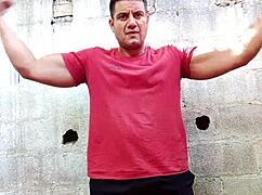 ユリ・ガウチョがブラジリアンベアにハンドジョブで大量射精