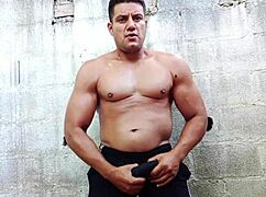 Yuri Gaucho antaa brasilialaiselle karhulle käsi-onanin ja siemensyöksyn