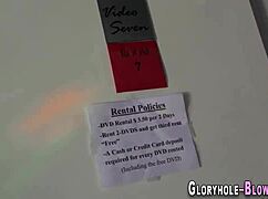 Mlada razbija glorihol sisajući ogromni crni kurac žestoko