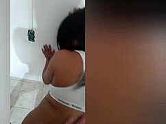 Gostosa transando gostoso na cozinha!