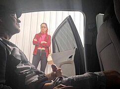 Punheta arriscada na rua para estudante no ponto de ônibus!