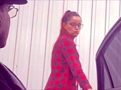 Punheta arriscada na rua para estudante no ponto de ônibus!