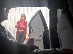 Punheta arriscada na rua para estudante no ponto de ônibus!