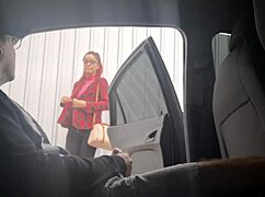 Punheta arriscada na rua para estudante no ponto de ônibus!