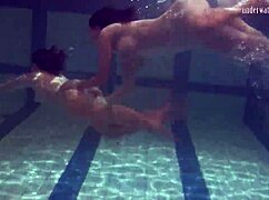 Katka και Barbara κουνάνε βυζιά κάτω απ το νερό σε λεσβιακό πισίνα fun 😍💦