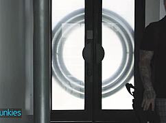 Čovek vara ženu sa njenom vrućom milf prijateljicom u prljavom seksu