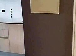 Il mio capo mi chiede di succhiargli il cazzo al lavoro