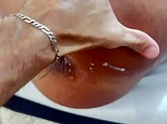 Sorprendí a mi empleada y acabé dentro de su coño apretado.