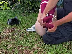 Adoro acariciar meias sujas dela ao ar livre