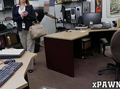 Coroa quebrada vende buceta na penhorista?