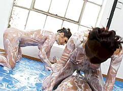 Cremet slagsmål og knep med busty babes