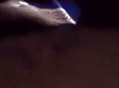 Ze rijdt vol kontaanbiddende passie in zelfgemaakte ebony scène