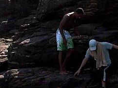 Sarışın seksi anne Tarra White plajda seksi seviyor?