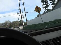 Vê Kimber Sky exibindo peitões sugando pauzão monstro no glory hole!