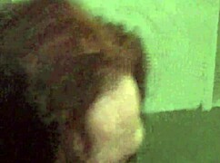 Geile milf verkent grote zwarte pik in trio groepsneuk