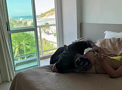 Willst du, dass ich den Touristen mit einem geilen Blowjob wecke und meinen harten Schwanz tief in ihre saftige Muschi ramme?