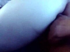 Imam štiri prste globoko v njeni pički, skoraj do palca