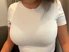 אמא חורגת בחצאית קצרה מראה חזייה