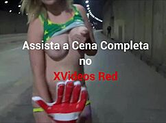 Depois do jogo da copa, loira dá pra dois fazendo dupla penetração, gozando pelos dois buracos, ela adora safada.