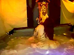 Snelle creampie bubbelbad neuk met Santana Red in jacuzzi