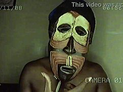 Ένας Κενυάτης πάστορας στην εκκλησία προσφέρει τον καμπύλο κώλο των μελών του ως μέρος των προσφορών για γαμήσι.