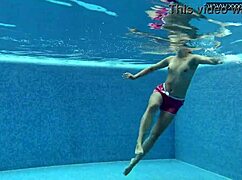 Lady Dee luštna sramežljiva Češka 18+ v bazenu