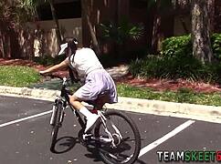 Minik siyah hatun yüzüne kaymak akıtılıyor