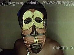 כומר קנייתי בכנסייה מציע את התחת העגול של החברים שלו כחלק מהתרומות לזיון