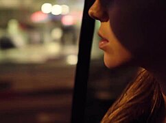 شابة من خارج المدينة تلتقطها رجلان أسودان