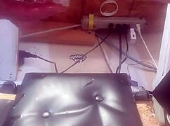 Sleduj, jak se tahle obří láhev klouže hluboko do mé těsné prdele!