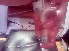 巨大ボトルが私のきついアナルに深く滑り込むの見て！