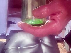 Uite cum alunecă această sticlă mare adânc în fundul meu strâmt!