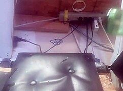 Δες αυτό το τεράστιο μπουκάλι να γλιστράει βαθιά στον σφιχτό μου κούλο!