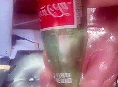 Kijk hoe deze enorme fles diep in mijn strakke kont glijdt!