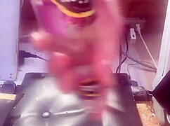 Guarda questa bottiglia enorme scivolare nel mio culo stretto!