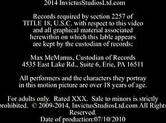 Nézd Cassandra Geminít, amint a mocskos gimp bdsm megalázásban.