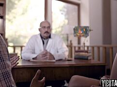 Sapık doktor hastalarının önünde sikişmelerini izlemek istiyor 😏