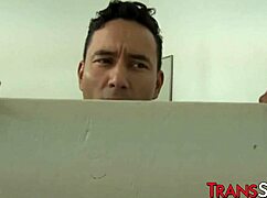 Rozkošná shemale Isabella Sorrenti cucá velký čurák u gloryholu 😏