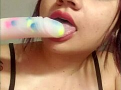 Gadis muda cantik ajar cara hisap batang