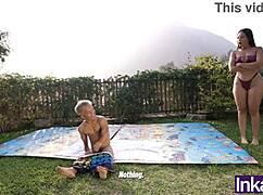 mi hermanastra colombiana de perfecta vagina juega y me excita por ser un enano