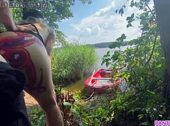 Adik tiri merayakan 25k subs dengan naik kontol abang tiri secara publik di kapal sungai.