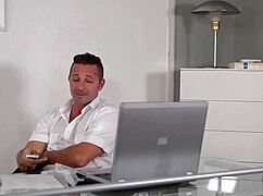 Kancelářský snílek si představuje šukání prdele sexy stážistce v minisukni Coco de Mal 😏