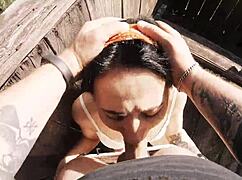 Rizikové venkovní facefuck a cum v krku, udělali jsme to u lovecké věže