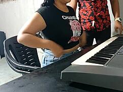 Profesor De Teclado Castiga A Su Joven Alumna Por Ser Indisciplinada 😈