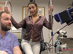 Miss Mars blir menneskelig forsøksdyr for doktor Tampas & sykepleier Kristen Martinez' elektriske e-stim eksperimenter eksklusivt på GirlsGoneGyno reup